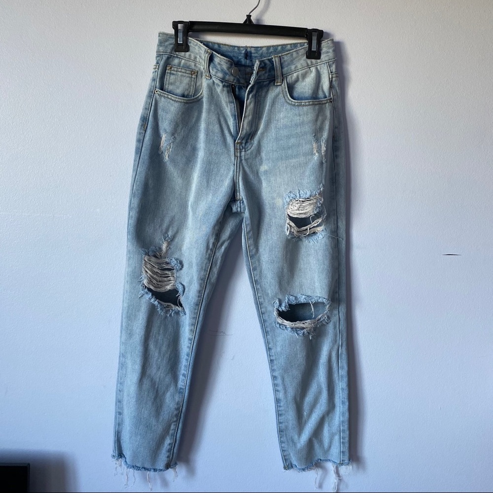 DISTRESSED JEANS